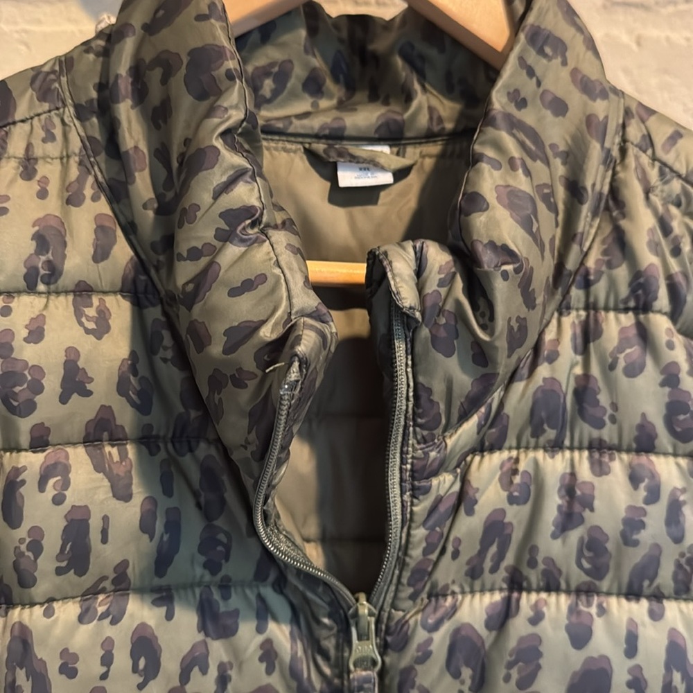 Old Navy puffer jacket Green and Black Leopard Print xxl zip up lightweight - Picture 2 of 3